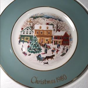 Vintage Avon Christmas Plate - 1980.  $5 - add on only.  Must bundle.  (P100)